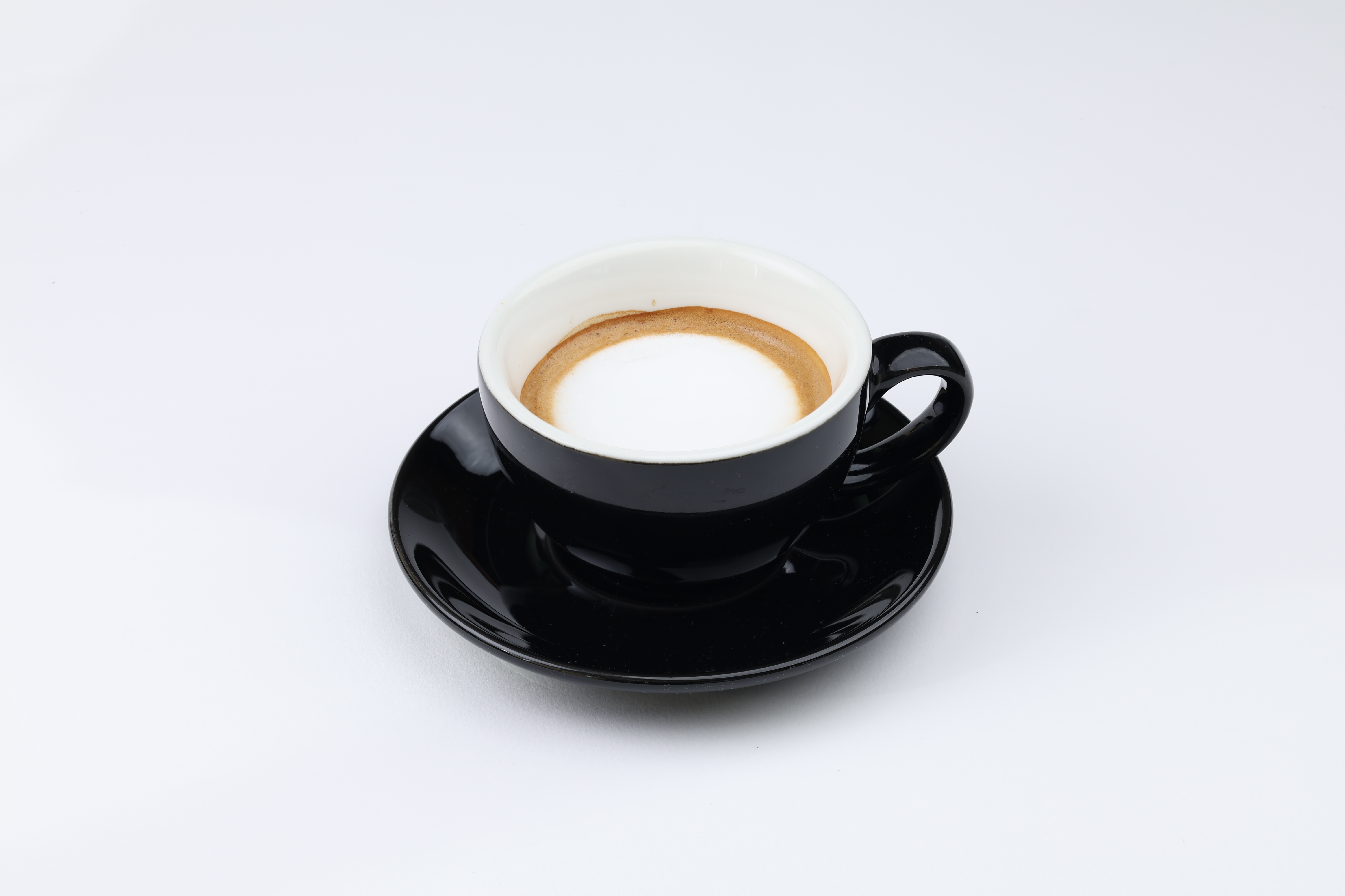 دبل شوت من الاسبريسو الغني مع القليل من رغوه الحليب الطازج